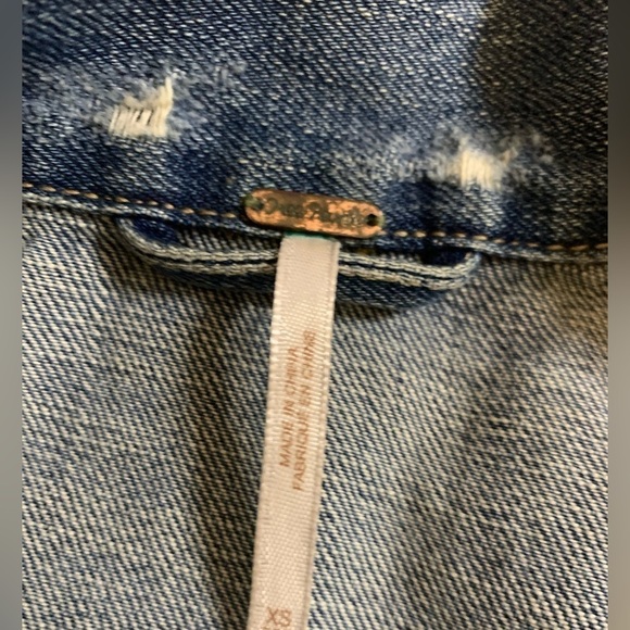 Free People oversized Women Jean Denim Jacket Lightly Distressed  XS to Small - Picture 5 of 8